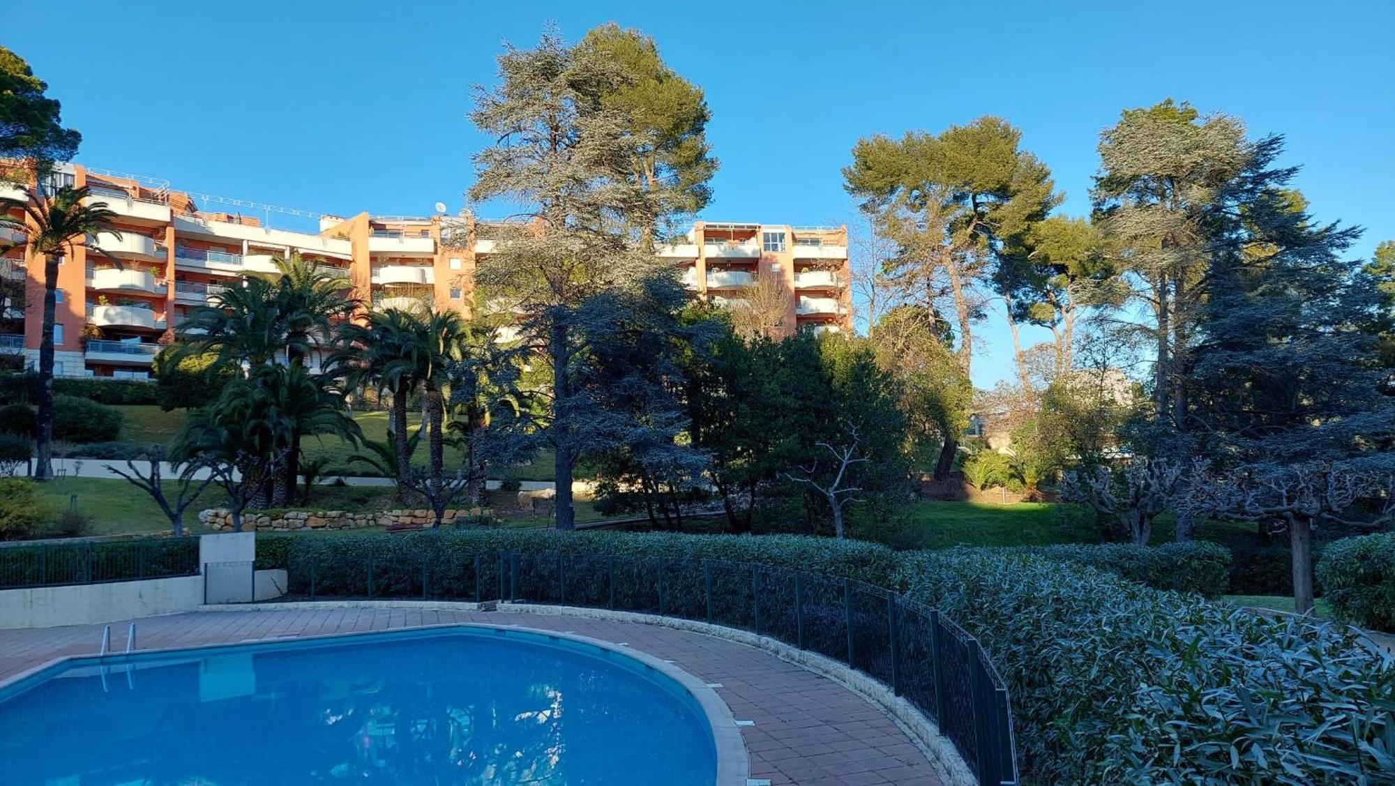 Charmant Appartement Residentiel Avec Terrasse, Jardin Privatif Et Piscine A Cannes Exteriör bild